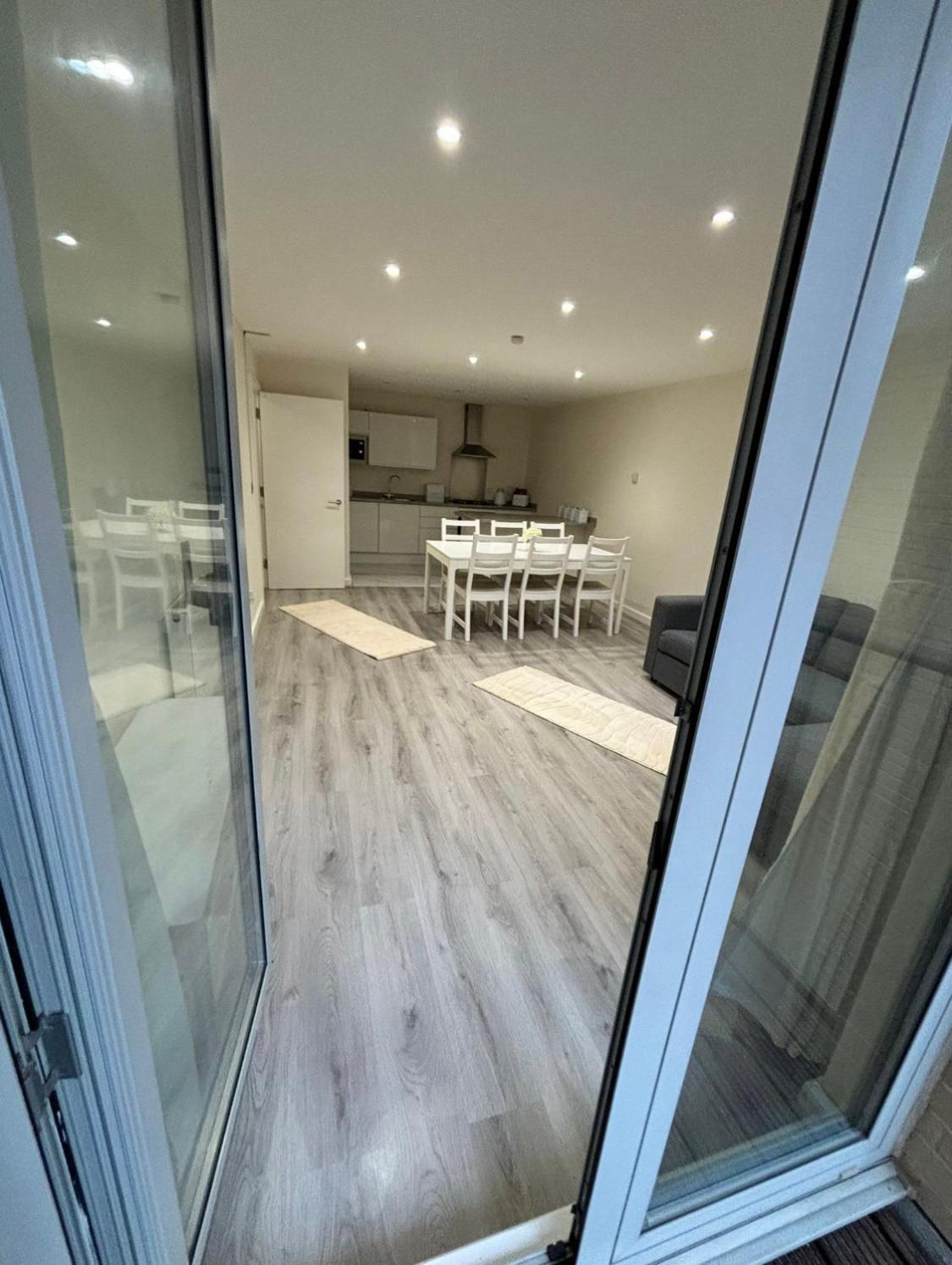 156 Holloway Apartament